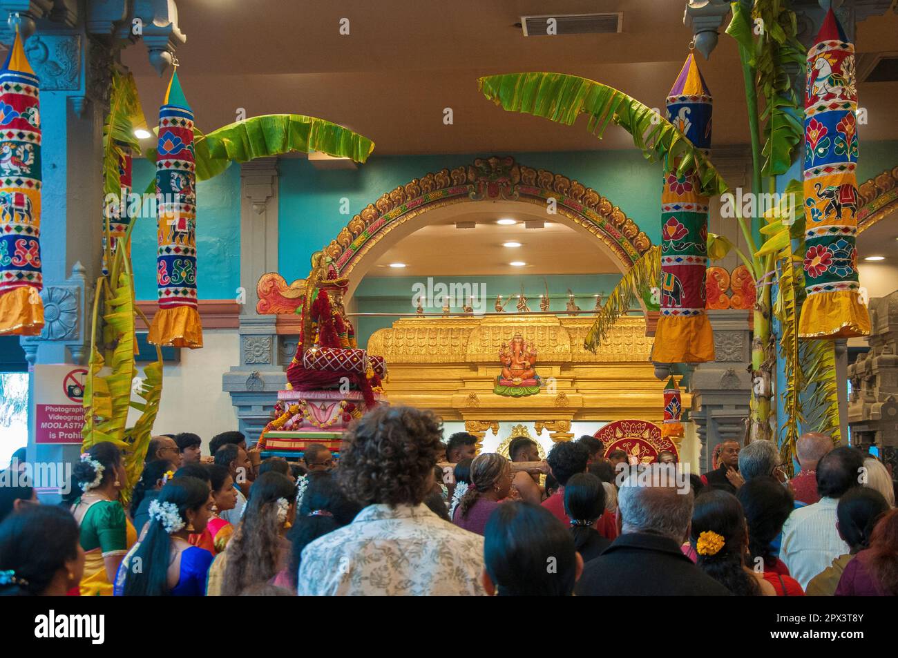 Gläubige im Inneren des Tempels beim Mahotsavam Chariot Festival 2023 der Tamil Hindu Community, Melbourne, Australien Stockfoto