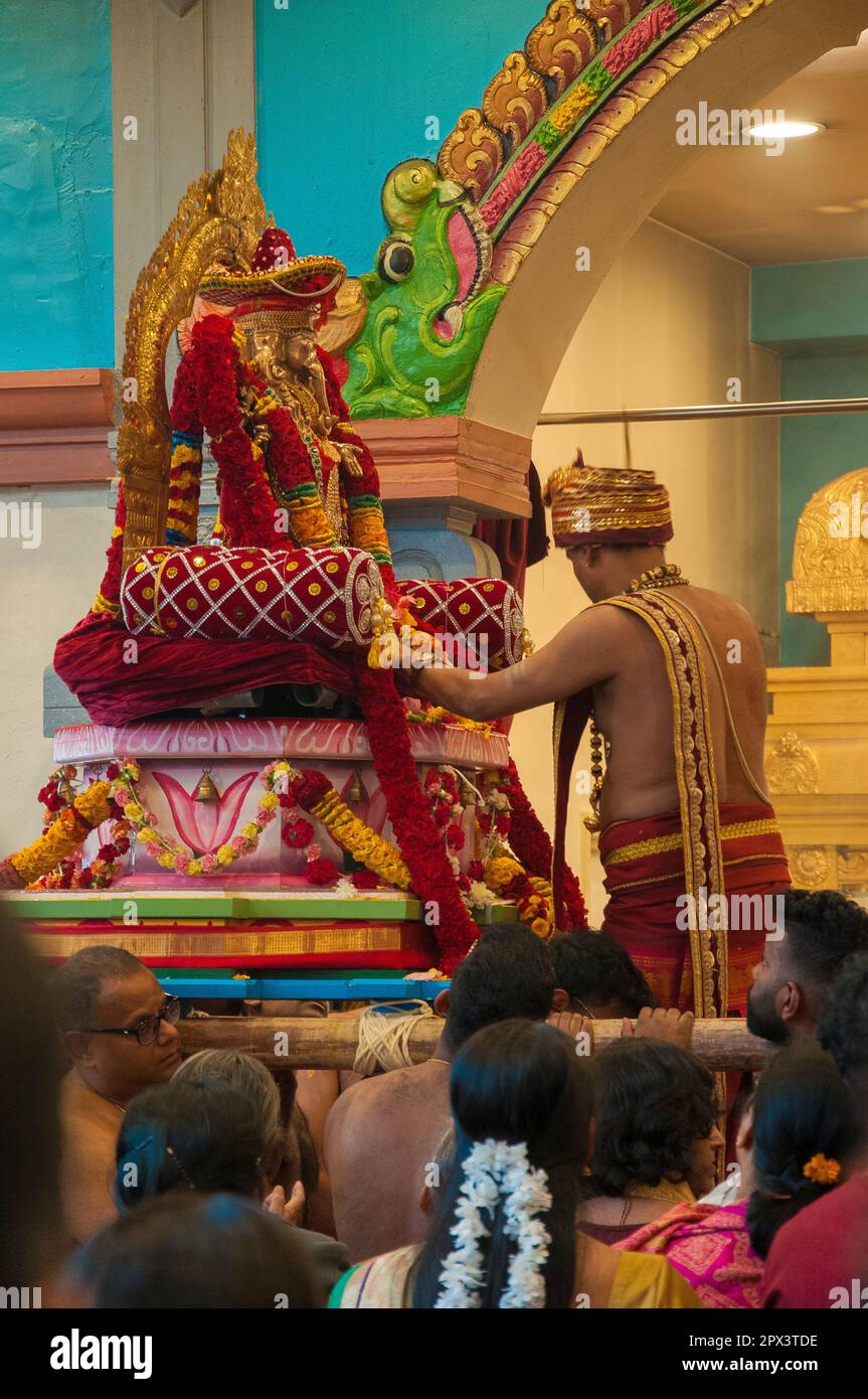 Beim Mahotsavam Chariot Festival 2023 in Melbourne, Australien, bereitet der Priester die Gottheit auf die zeremonielle Entfernung aus dem Glanz der Tamil Hindu-Gemeinde vor Stockfoto