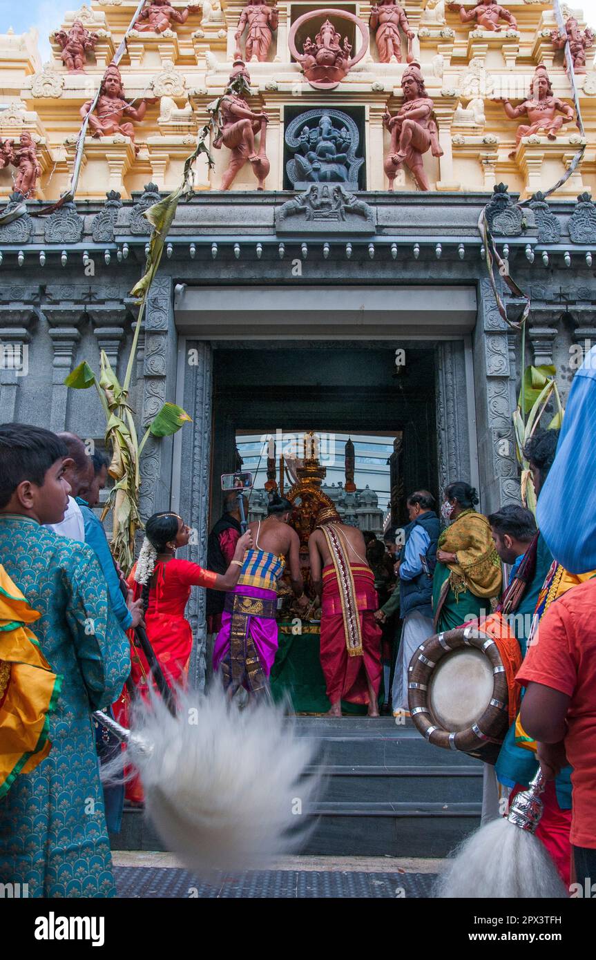 Die Gunst einer Gottheit wird auf dem Mahotsavam Chariot Festival 2023 in Melbourne, Australien, in einem Tempel der Tamil Hindu-Gemeinde ausgeübt Stockfoto