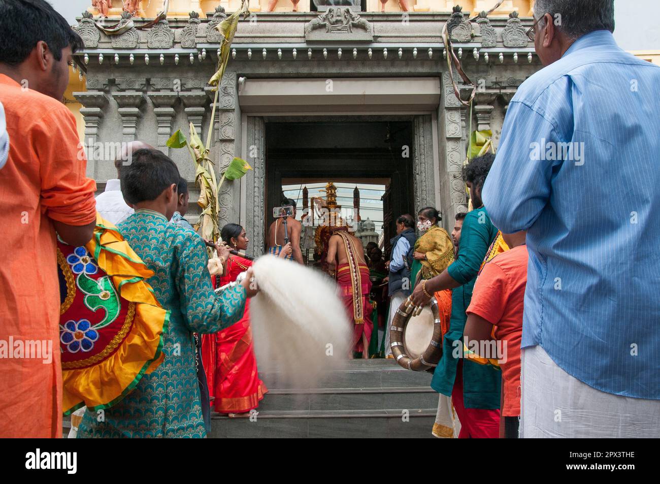 Die Gunst einer Gottheit wird auf dem Mahotsavam Chariot Festival 2023 in Melbourne, Australien, in einem Tempel der Tamil Hindu-Gemeinde ausgeübt Stockfoto