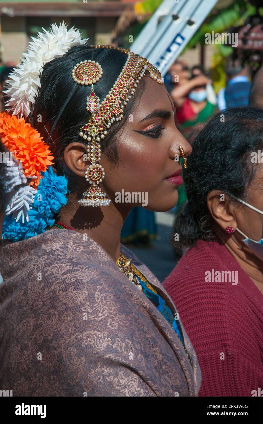 Eine Tänzerin wartet auf den Moment, um für die Gottheit beim Mahotsavam Chariot Festival 2023 in Melbourne, Australien, der Tamil Hindu-Gemeinde aufzutreten Stockfoto