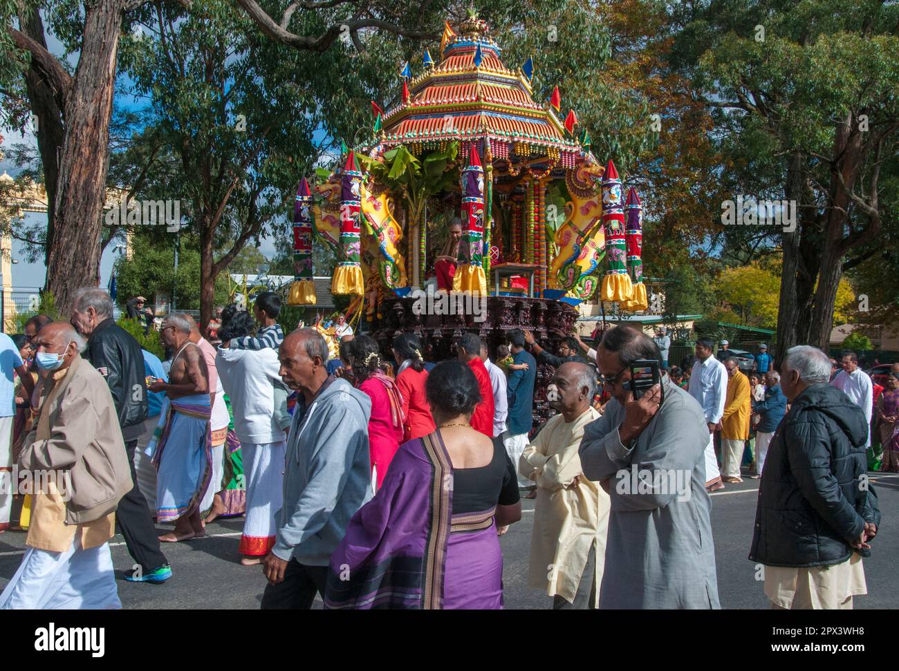 Der Streitwagen, in dem sich die Gottheit Ganesha befindet, wird beim Mahotsavam Chariot Festival 2023 in Melbourne, Australien, aus dem Tempel gezogen Stockfoto