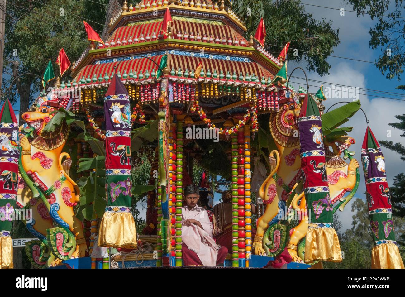 Der Streitwagen, in dem sich die Gottheit Ganesha befindet, wird beim Mahotsavam Chariot Festival 2023 in Melbourne, Australien, aus dem Tempel gezogen Stockfoto