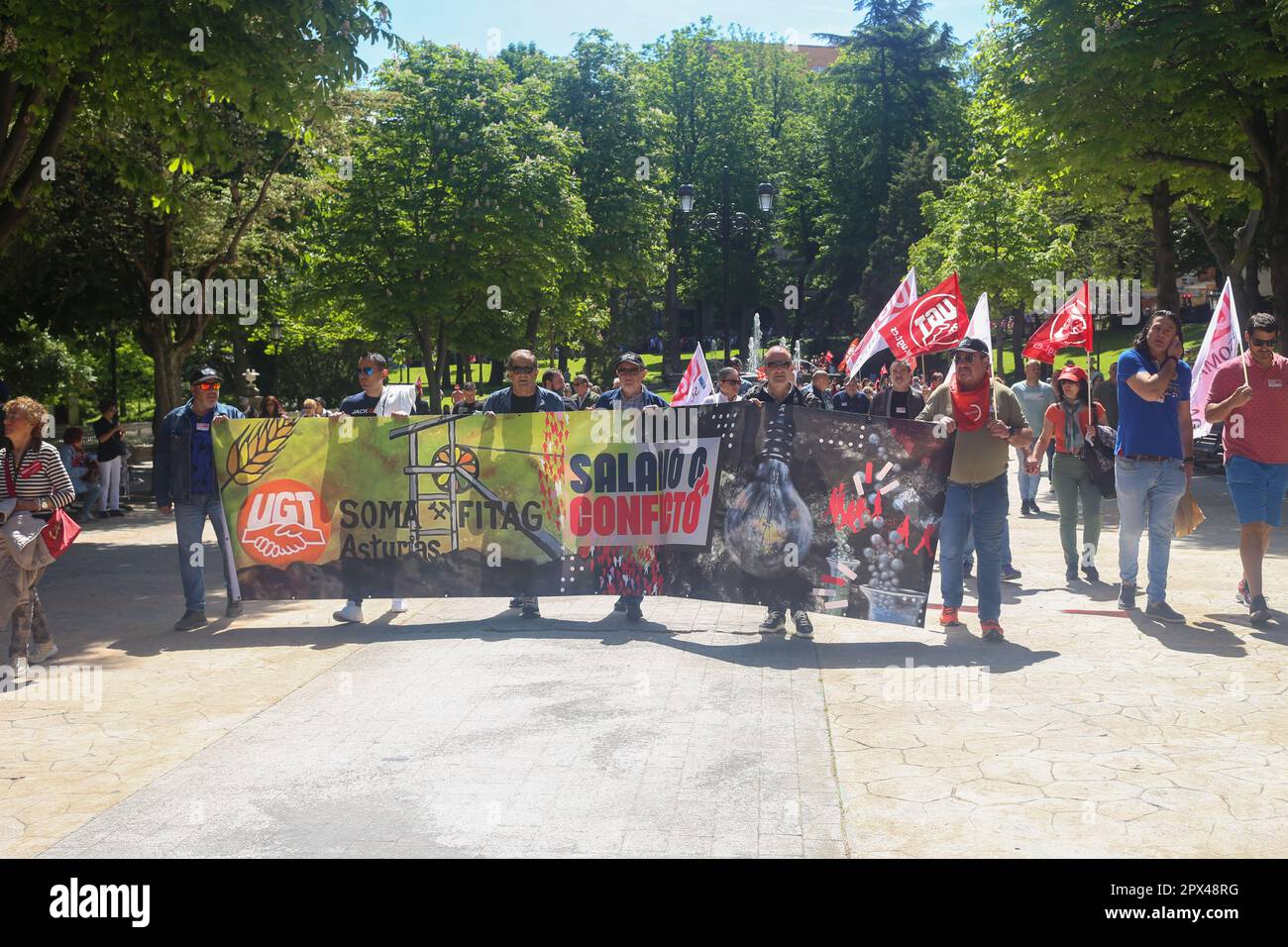 Oviedo, Asturien, Spanien. 1. Mai 2023. Oviedo, Spanien, 1. Mai 2023: Ein Banner der Gewerkschaften, die die Demonstration während der Demonstration vom 1. 2023. Mai organisiert haben: Löhne erhöhen, Preise senken, Leistungen verteilen, am 01. Mai, 2023, in Oviedo, Spanien. (Kreditbild: © Alberto Brevers/Pacific Press via ZUMA Press Wire) NUR ZUR REDAKTIONELLEN VERWENDUNG! Nicht für den kommerziellen GEBRAUCH! Stockfoto