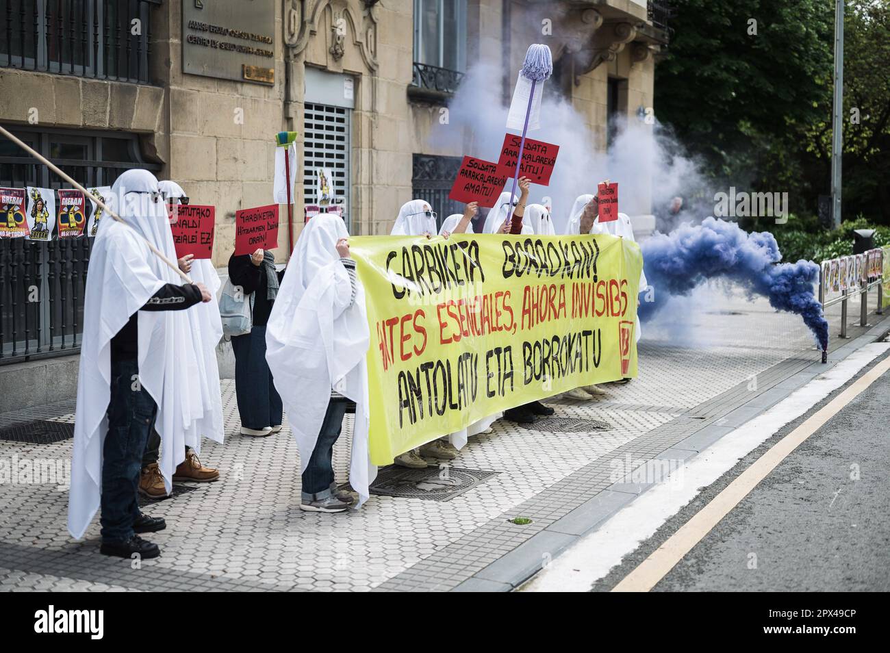 Donostia San Sebastian, Spanien. 01. Mai 2023. Mehrere Sympathisanten tragen weiße Decken und halten ein Banner, auf dem sie für bessere Arbeitsbedingungen an ihrem Arbeitsplatz plädieren. Während des Internationalen Arbeitstages am 1. Mai marschieren DIE GEWERKSCHAFTSMITGLIEDER und Sympathisanten DES LABORS (Langile Abertzaleen Batzordeak - Nationalist Workers Committees) durch die Straße Donostia - San Sebastián. Kredit: SOPA Images Limited/Alamy Live News Stockfoto