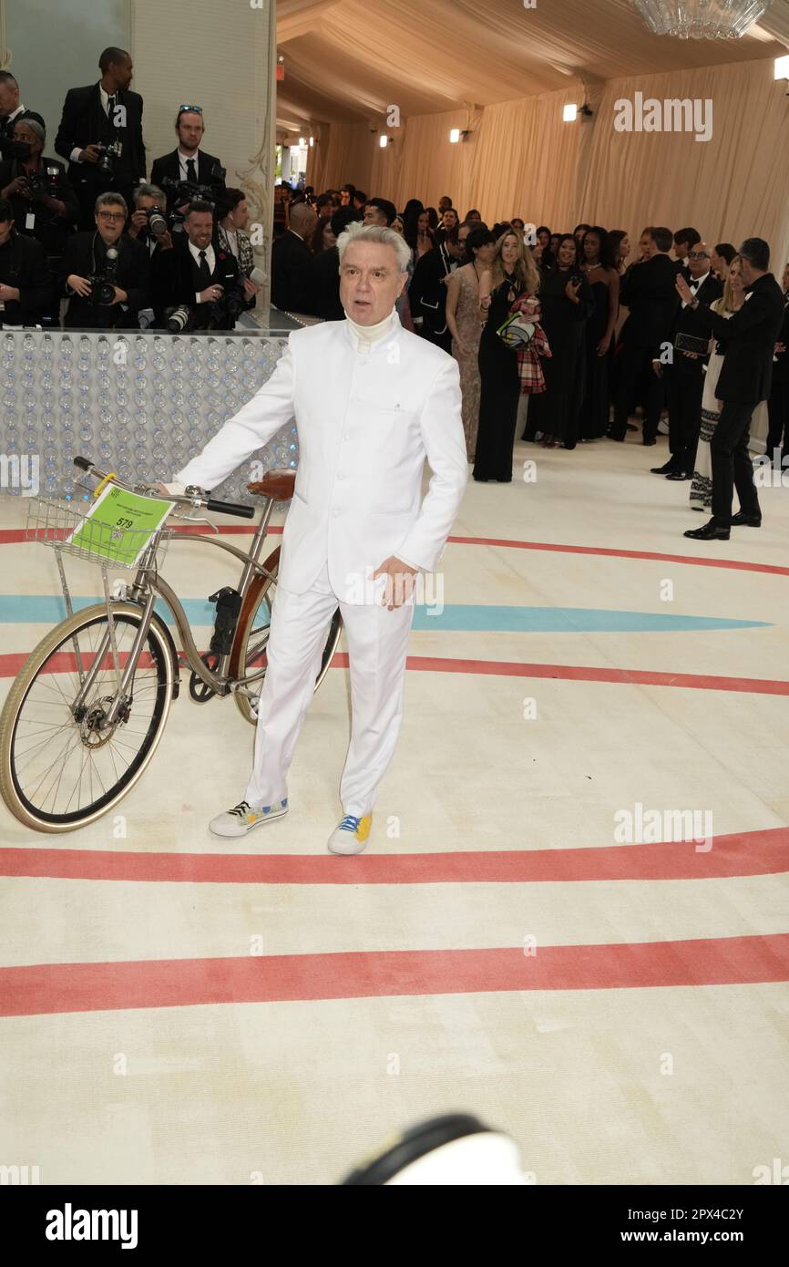 New York, USA. 01. Mai 2023. David Byrne auf dem roten Teppich traf in den 2023 Jahren am Montag, den 1. Mai 2023, Gala zu Ehren von Karl Lagerfeld, A Line of Beauty, im Metropolitan Museum of Art in New York, USA. Kredit: Jennifer Graylock/Alamy Live News Stockfoto