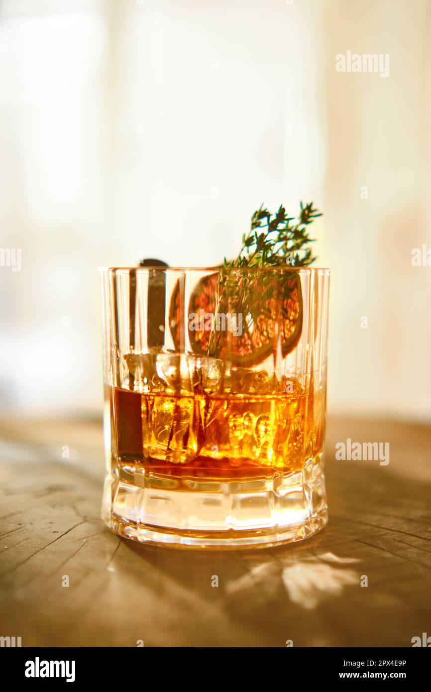 Scharfer und saurer Bourbon und eisgekühlter sonniger Cocktail (Foto mit selektivem Fokus) Stockfoto