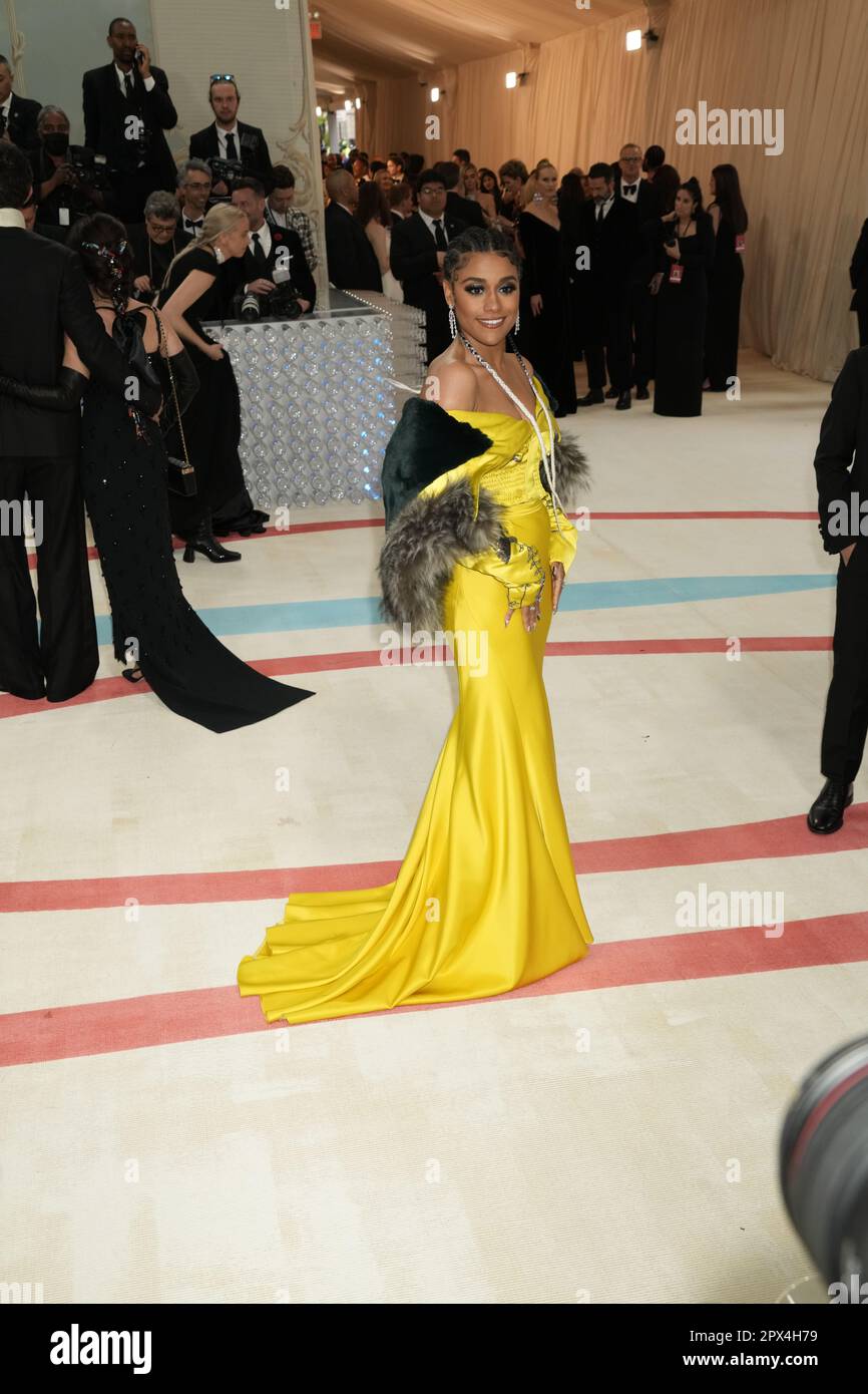 New York, USA. 01. Mai 2023. Ariana DeBose auf dem roten Teppich traf in den 2023 Jahren am 1. Mai 2023 im Metropolitan Museum of Art in New York auf Gala, die Karl Lagerfeld, A Line of Beauty, geehrt hat. Kredit: Jennifer Graylock/Alamy Live News Stockfoto