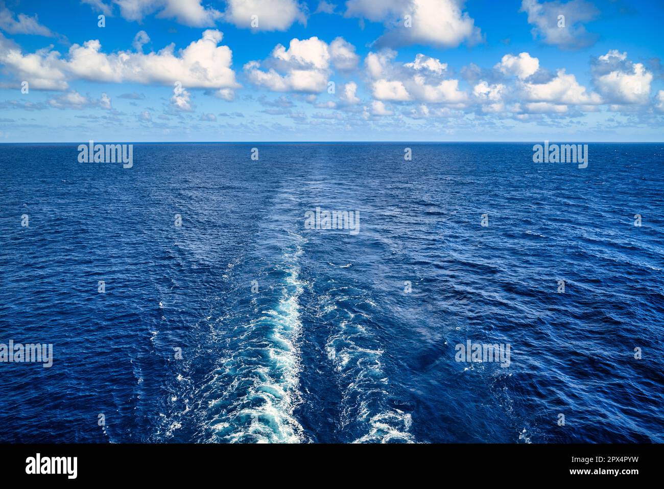 Am Heck des Kreuzfahrtschiffs durch die Karibik bei schönem Wetter Stockfoto