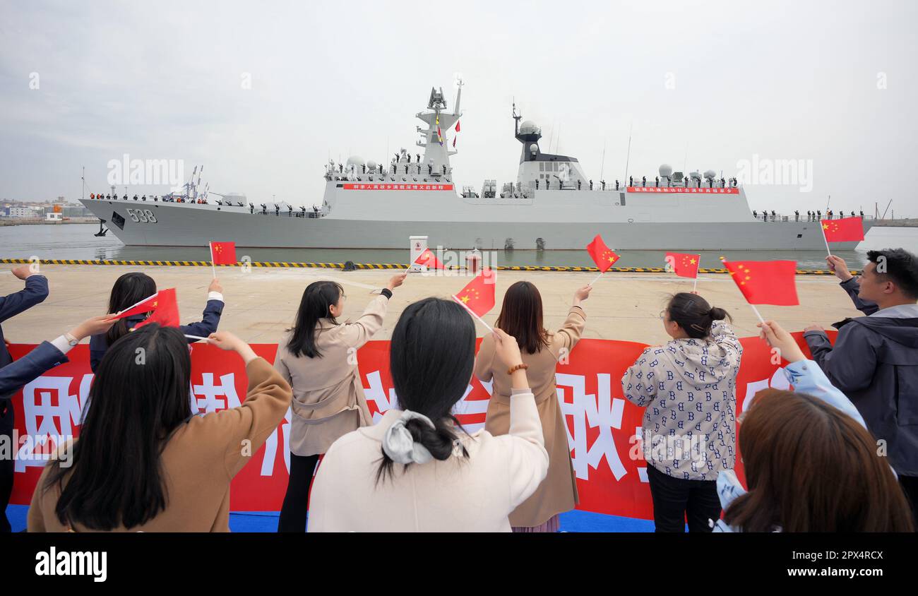 YANTAI, CHINA 25. APRIL 2023 die Menschen sehen das Kriegsschiff Yantai der chinesischen