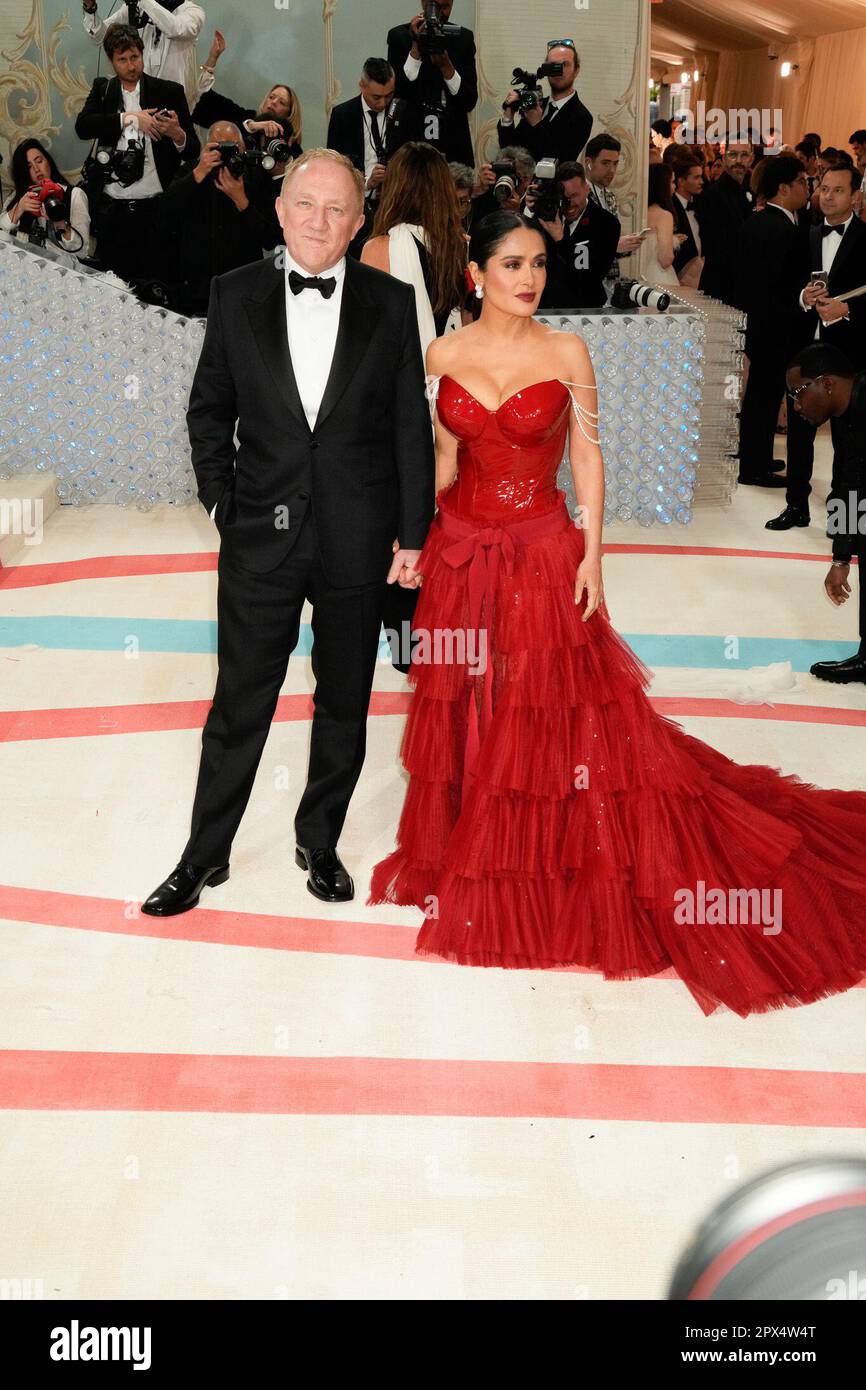 New York, USA. 01. Mai 2023. Salma Hayek auf dem roten Teppich traf sich in den 2023 Jahren am Montag, den 1. Mai 2023 im Metropolitan Museum of Art in New York, USA, zu Ehren von Karl Lagerfeld, A Line of Beauty. Kredit: Jennifer Graylock/Alamy Live News Stockfoto