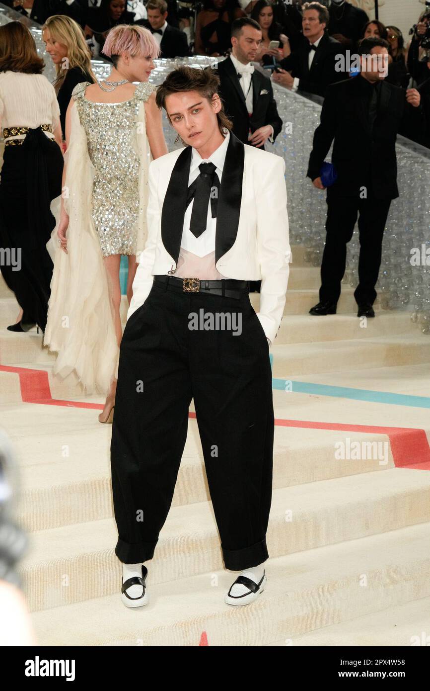 New York, USA. 01. Mai 2023. Kristen Stewart auf dem roten Teppich traf in den 2023 Jahren am Montag, den 1. Mai 2023, Gala zu Ehren von Karl Lagerfeld, A Line of Beauty, im Metropolitan Museum of Art in New York, USA. Kredit: Jennifer Graylock/Alamy Live News Stockfoto