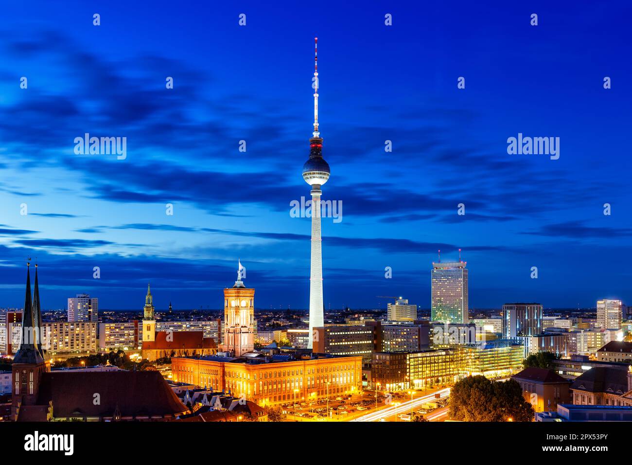 Berliner fernsehturm, Stadthaus, blaue Stunde, Dämmerung der deutschen Stadt Stockfoto