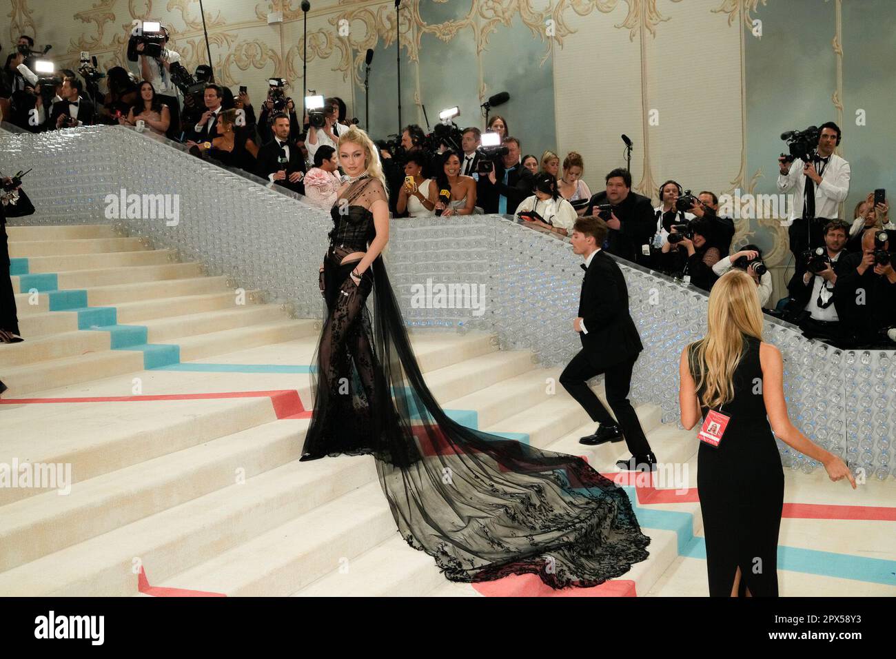 New York, USA. 01. Mai 2023 Gigi Hadid auf dem roten Teppich traf in den 2023 Jahren am Montag, den 1. Mai 2023, Gala zu Ehren von Karl Lagerfeld, A Line of Beauty, im Metropolitan Museum of Art in New York, USA. Kredit: Jennifer Graylock Stockfoto