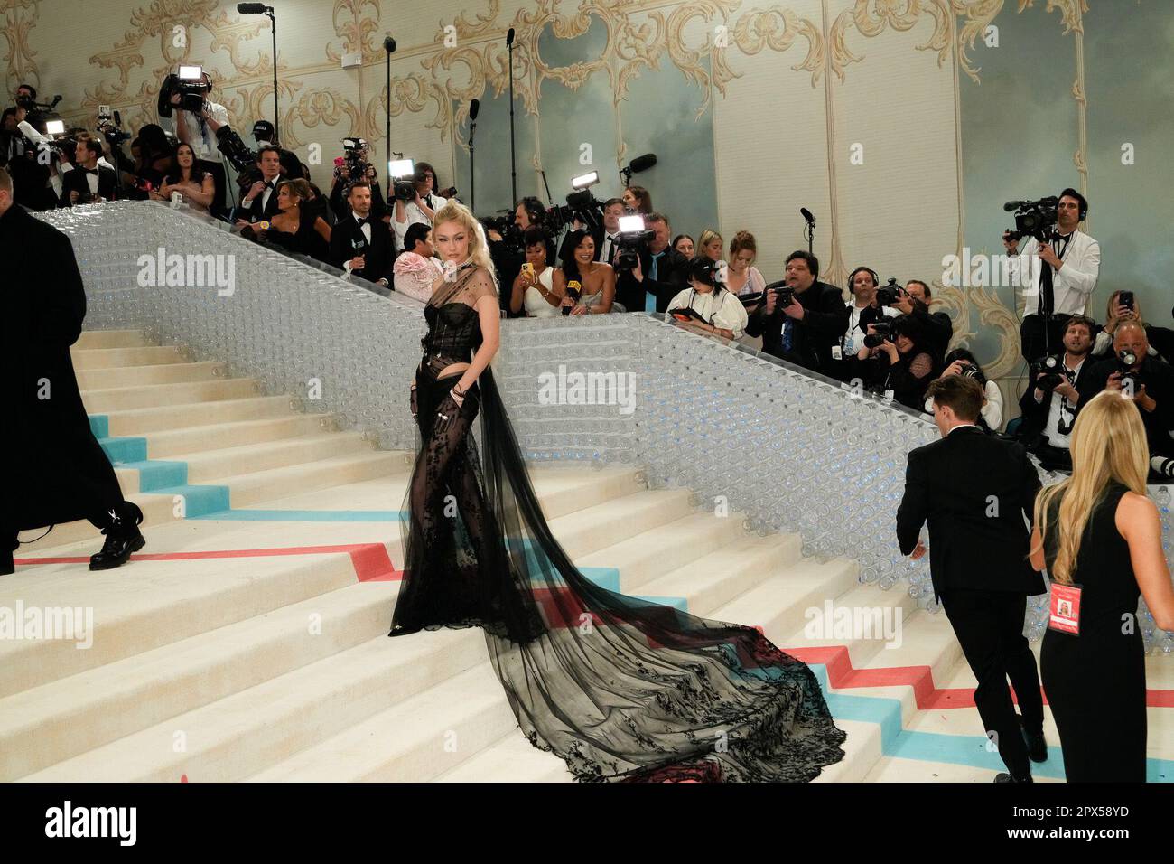 New York, USA. 01. Mai 2023 Gigi Hadid auf dem roten Teppich traf in den 2023 Jahren am Montag, den 1. Mai 2023, Gala zu Ehren von Karl Lagerfeld, A Line of Beauty, im Metropolitan Museum of Art in New York, USA. Kredit: Jennifer Graylock Stockfoto