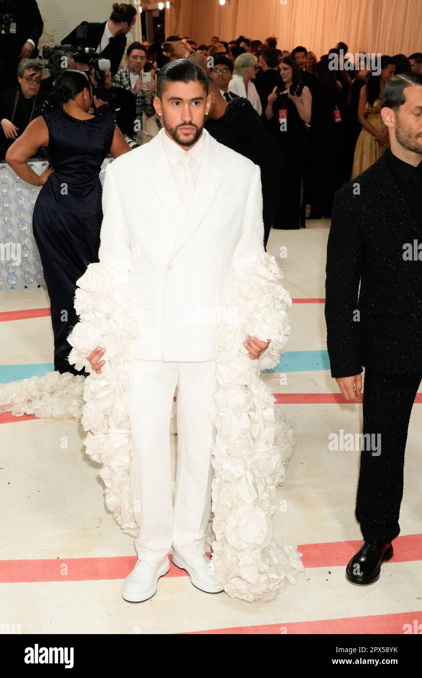 New York, USA. 01. Mai 2023 Bad Bunny auf dem roten Teppich in den 2023-Jahren traf Gala zu Ehren von Karl Lagerfeld, A Line of Beauty, im Metropolitan Museum of Art in New York, USA, am Montag, den 1. Mai 2023. Kredit: Jennifer Graylock Stockfoto