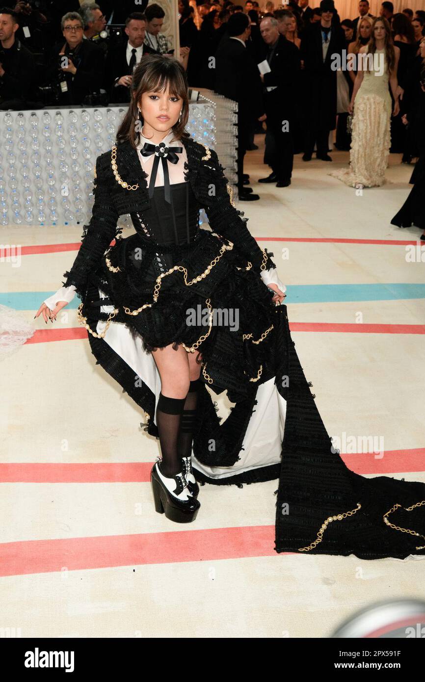 New York, USA. 01. Mai 2023 Jenna Ortega auf dem roten Teppich traf sich in den 2023 Jahren am Montag, den 1. Mai 2023 im Metropolitan Museum of Art in New York, USA, zu Ehren von Karl Lagerfeld, A Line of Beauty. Kredit: Jennifer Graylock Stockfoto