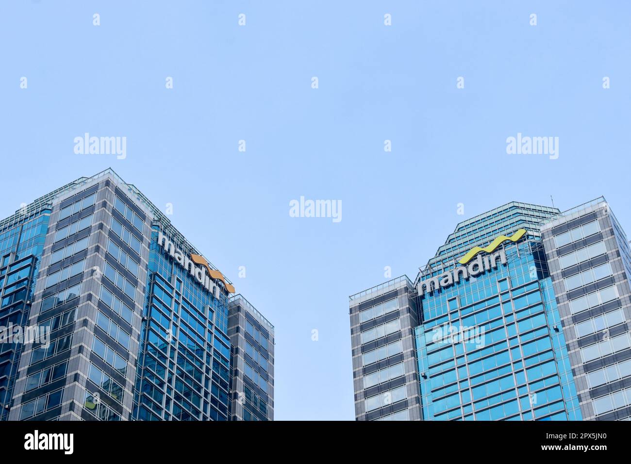 Außenansicht des Gebäudes und Logo des staatseigenen Unternehmens Mandiri Bank im zentralen Geschäftsviertel von Sudirman (SCBD). Jakarta - Indonesien, 0 Stockfoto