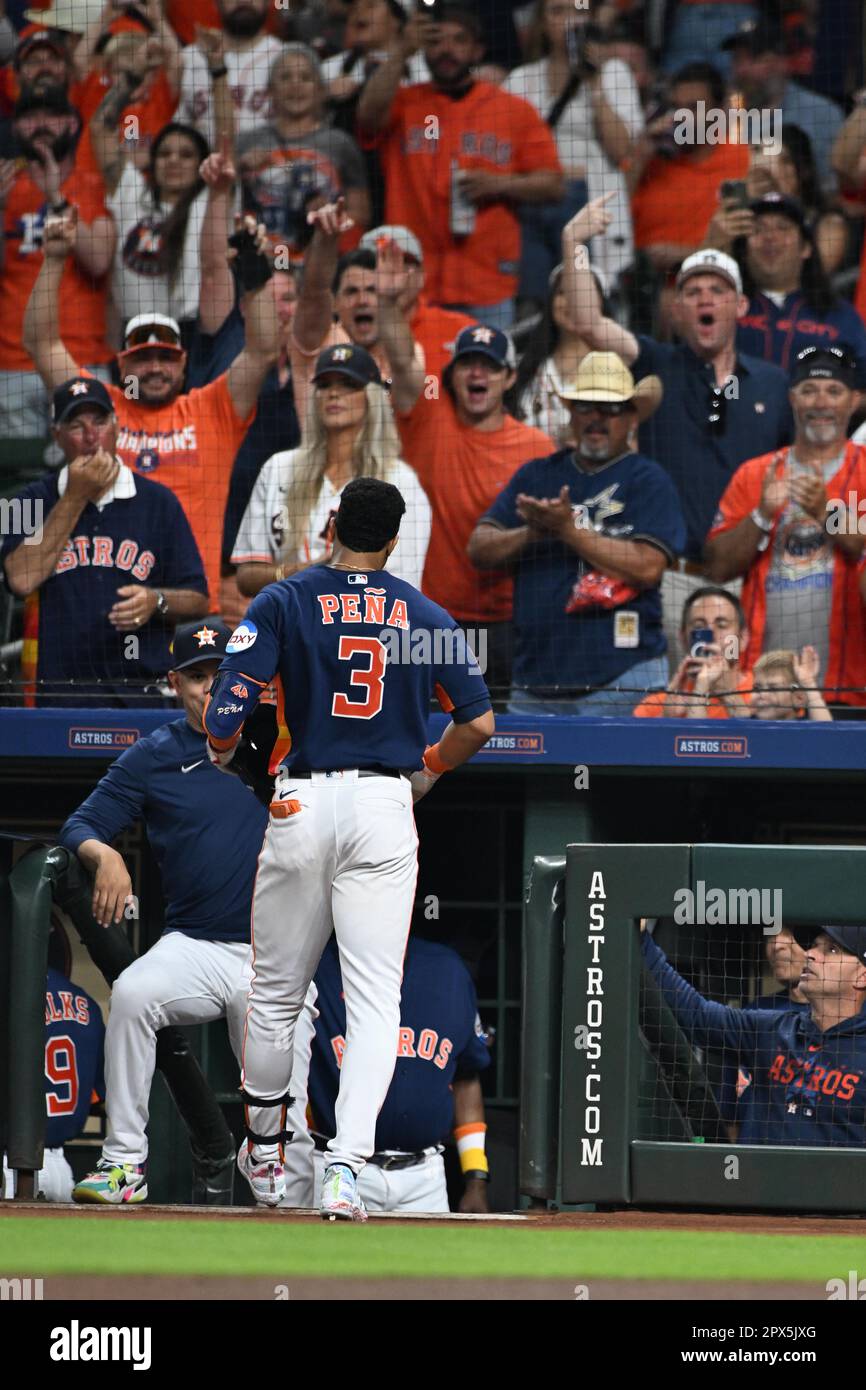 Astros-Fans jubeln den Houston Astros Shortstop Jeremy Pena (3) an, nachdem er im ersten Inning des MLB-Spiels zwischen dem ein Solo-Haus erreicht hat Stockfoto