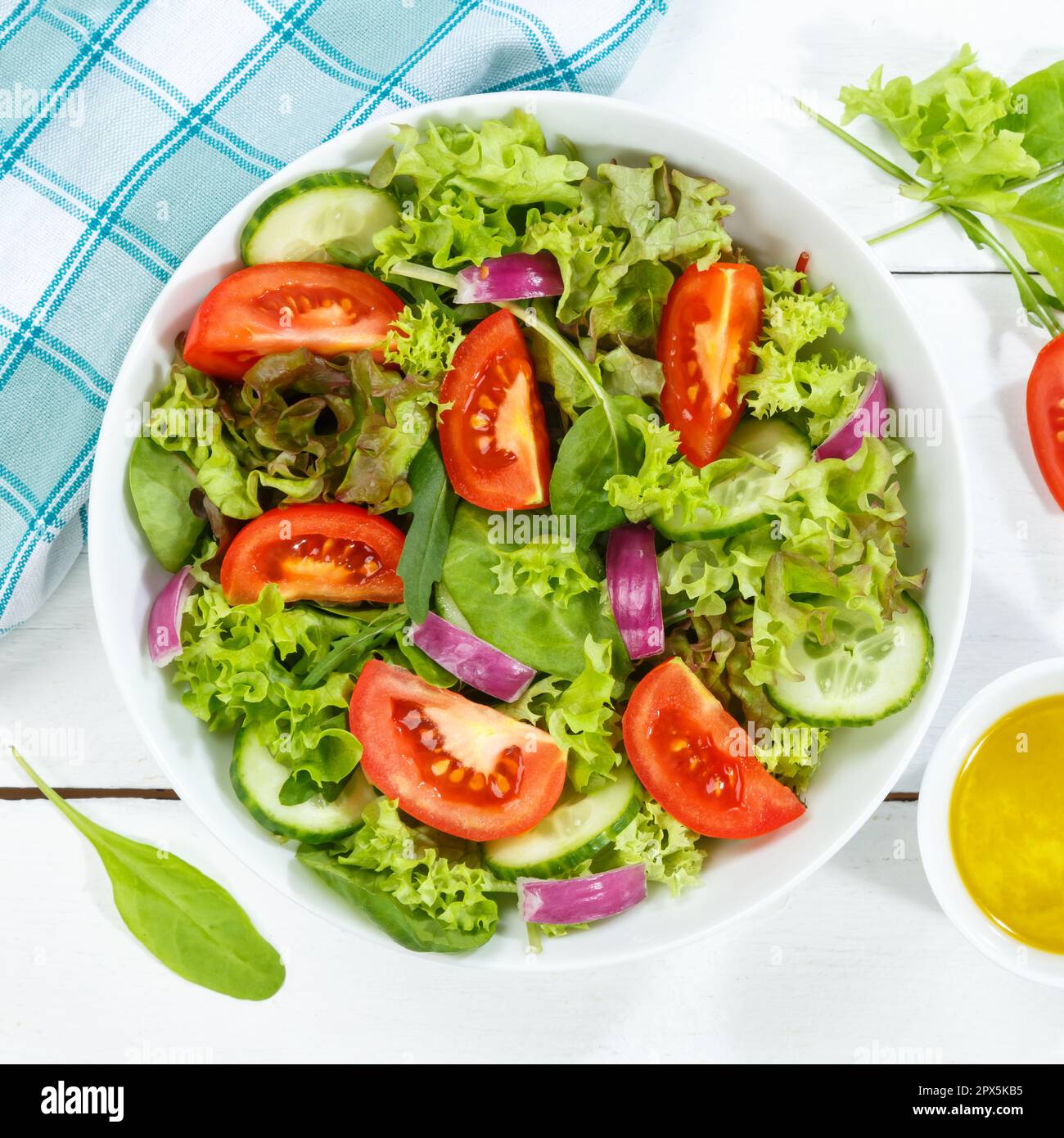 Gemischter Salat mit frischen Tomaten gesundes Essen essen Sie von oben auf einem Holzbrett Stockfoto