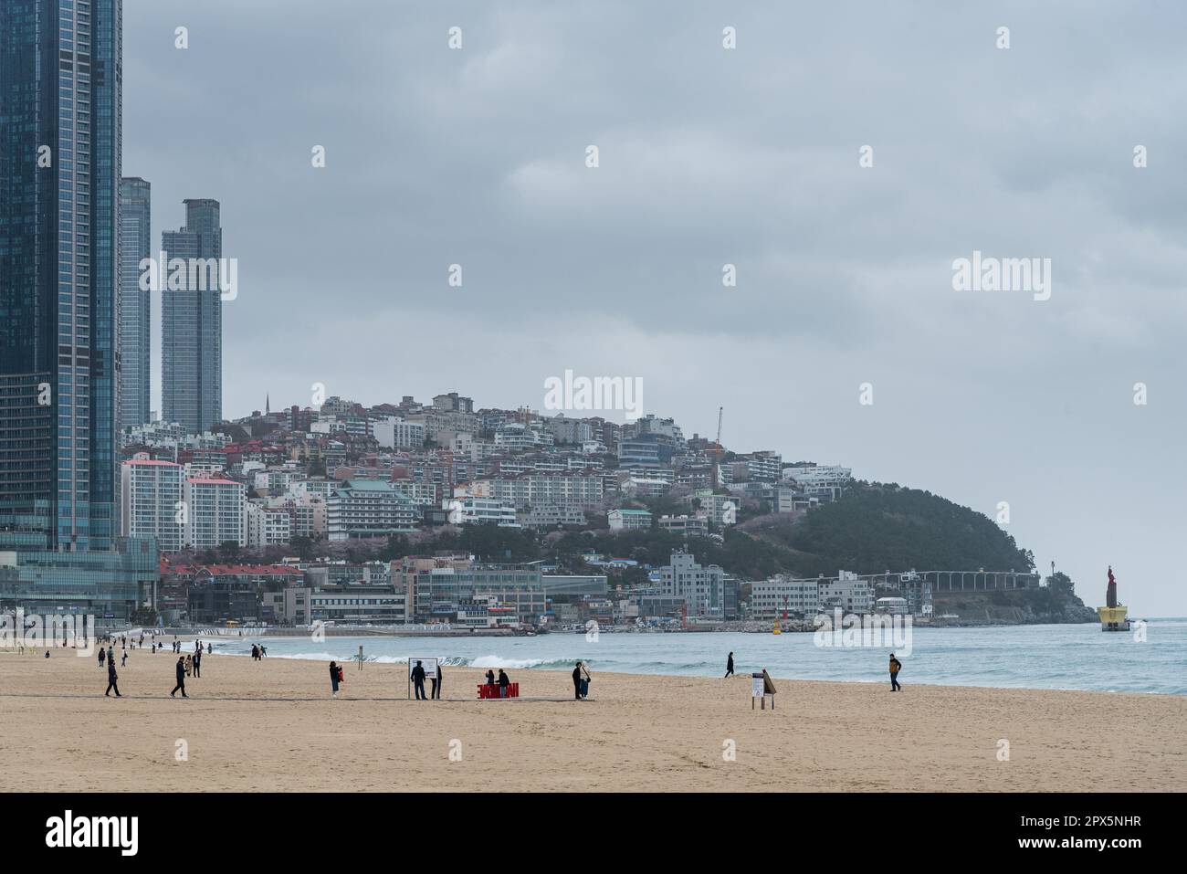 Haeundae-Strand mit Blick auf die Stadt Busan. Stockfoto