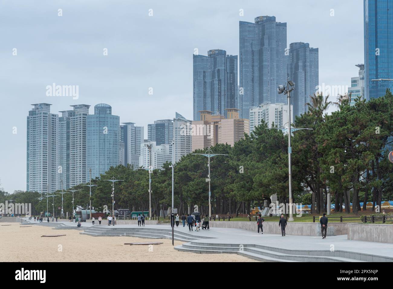 Haeundae-Strand mit Blick auf die Stadt Busan. Stockfoto