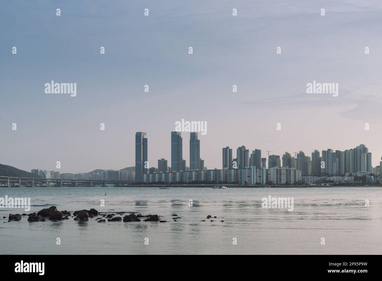 Gwangalli Beach mit Wolkenkratzer Landschaft bei Sonnenuntergang Stockfoto