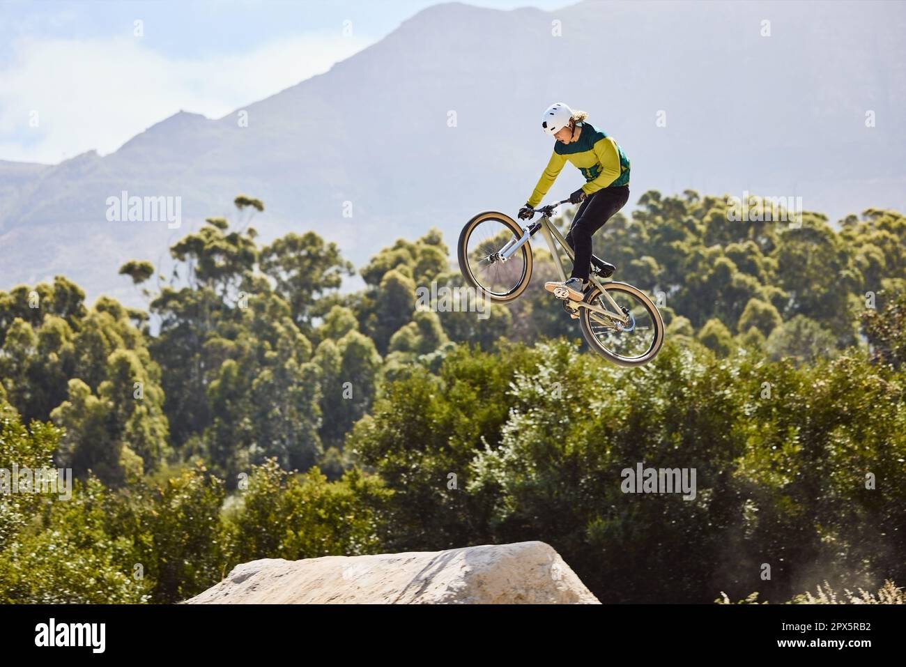 Mountainbike-Touren, Sport und Mannstraining in der Natur, Radsport und Luft für einen Wettkampf in der Türkei. Bewegung, Gefahr und Sportler mit einem Mountai Stockfoto