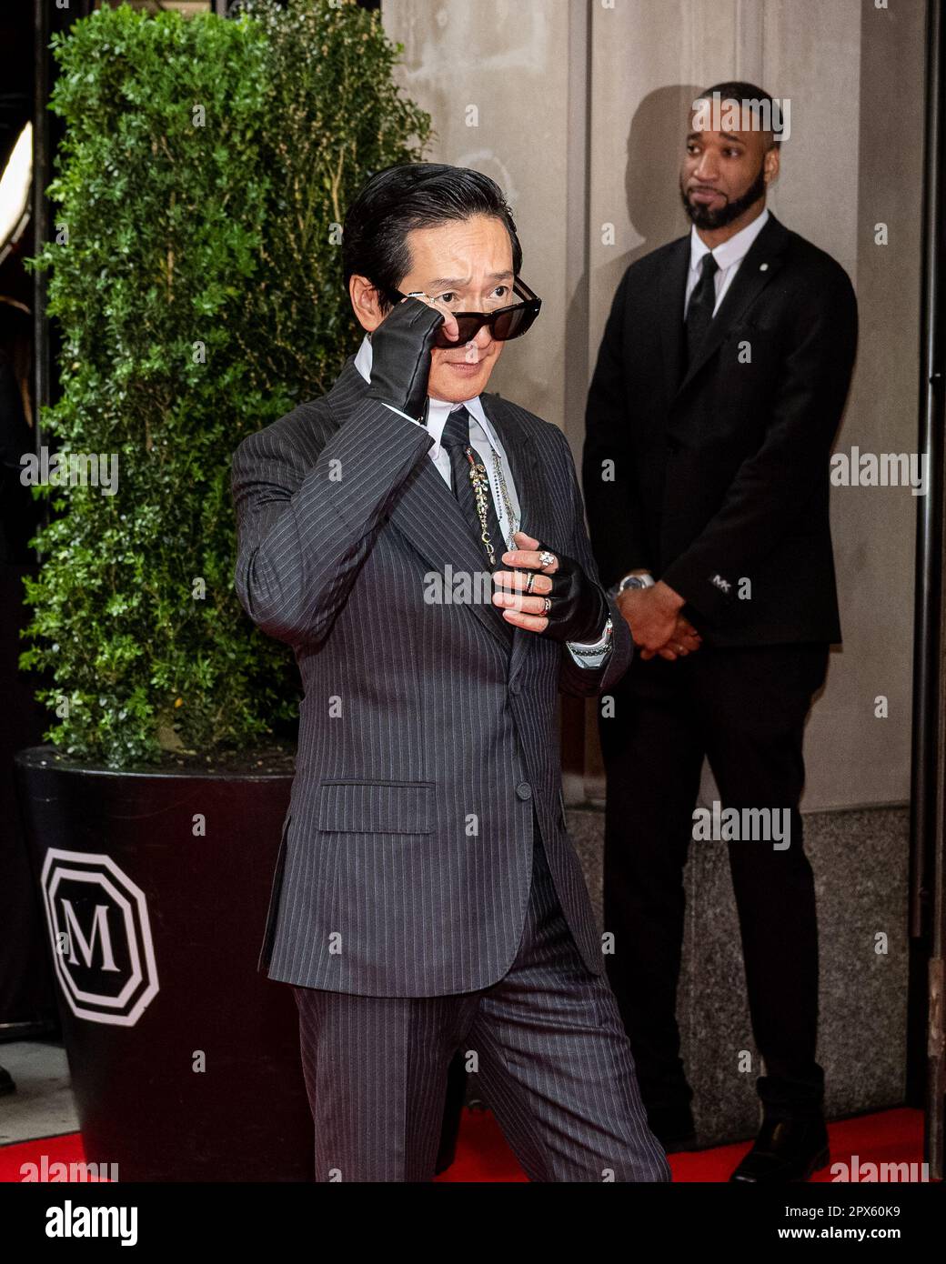 New York, USA. 01. Mai 2023. Jonathan Ke Quan verlässt das Mark Hotel am 1. Mai 2023 für die 2023 Met Gala in New York, New York. (Foto: Gabriele Holtermann/Sipa USA) Guthaben: SIPA USA/Alamy Live News Stockfoto