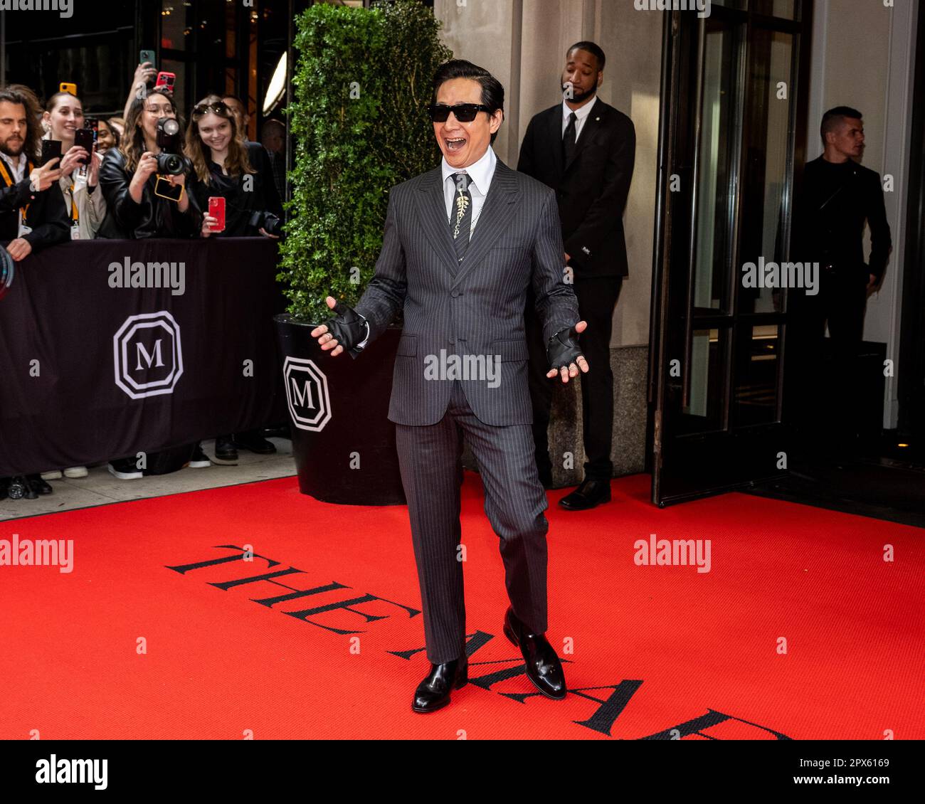 New York, USA. 01. Mai 2023. Jonathan Ke Quan verlässt das Mark Hotel am 1. Mai 2023 für die 2023 Met Gala in New York, New York. (Foto: Gabriele Holtermann/Sipa USA) Guthaben: SIPA USA/Alamy Live News Stockfoto