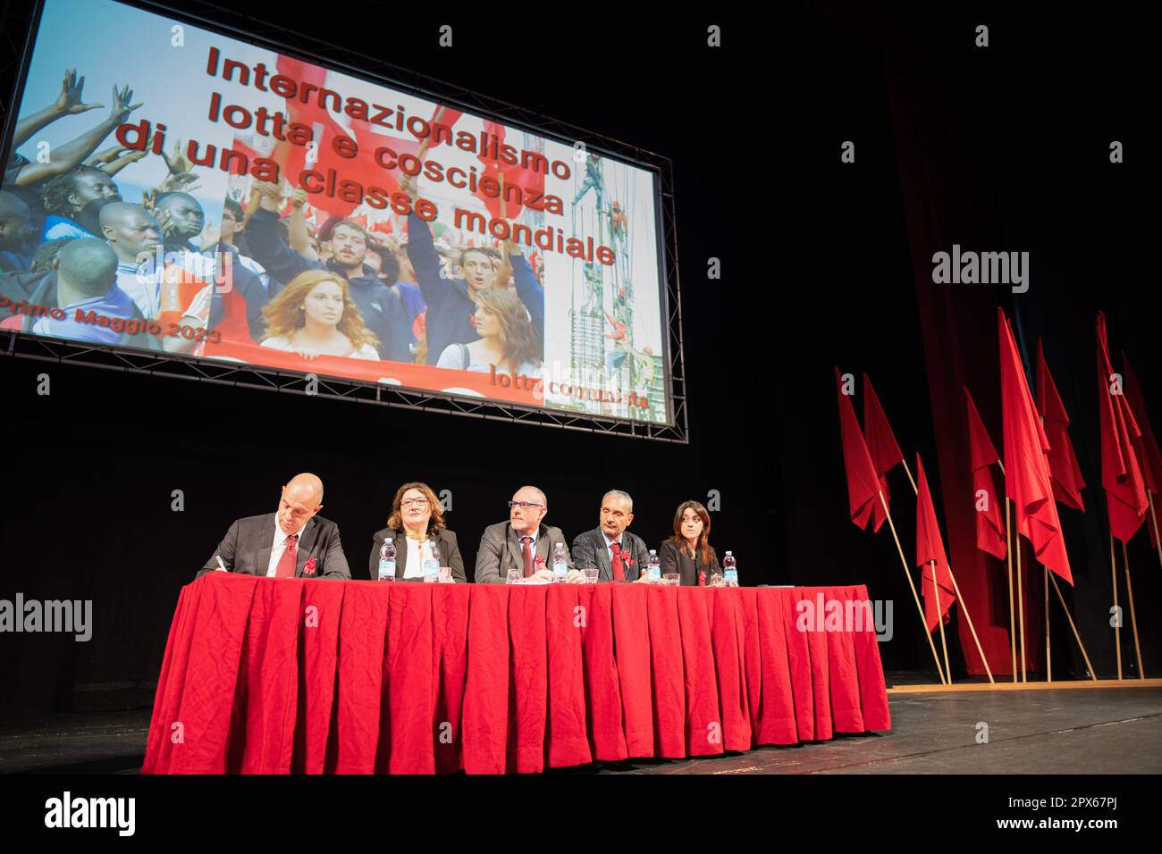 Die Redner von Lotta Comunista auf der Bühne des Brancaccio-Theaters mit der Aufschrift "Internationalismuskampf und Bewusstsein einer Weltklasse". Wanderarbeiter aus den römischen Vororten waren Ehrengäste bei der traditionellen Feier zum Mai, die Lotta Comunista, die exparlamentarische, internationalistische Bewegung, jedes Jahr im Teatro Brancaccio in Rom organisiert. Ein entschiedenes Nein zum Frieden mit Waffen, die entschiedene Ablehnung jeglicher Form von Fremdenfeindlichkeit und die Notwendigkeit, die Proletarier der ganzen Welt zu vereinen, waren die wichtigsten Stockfoto