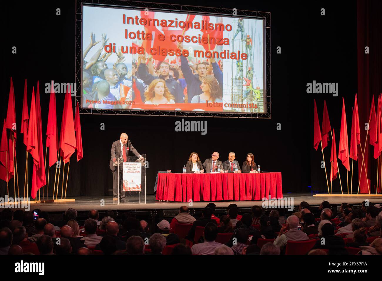 Rom, Italien. 01. Mai 2023. Giacomo Cavicchioli (L) auf der Bühne während seiner Rede. Wanderarbeiter aus den römischen Vororten waren Ehrengäste bei der traditionellen Feier zum Mai, die Lotta Comunista, die exparlamentarische, internationalistische Bewegung, jedes Jahr im Teatro Brancaccio in Rom organisiert. Die wichtigsten Leitmotive der diesjährigen Konferenz waren ein entschiedenes Nein zum Frieden mit Waffen, die entschiedene Ablehnung jeglicher Form von Fremdenfeindlichkeit und die Notwendigkeit, die Proletarier der ganzen Welt zu vereinen. Kredit: SOPA Images Limited/Alamy Live News Stockfoto