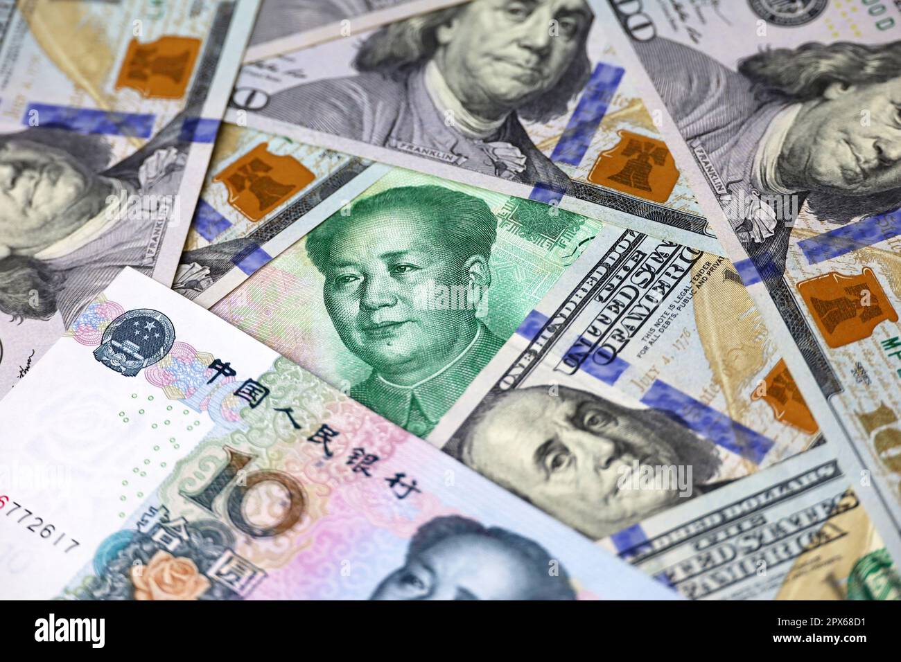 Chinesische Yuan-Banknoten und US-Dollar. Konzept des Handelskrieges zwischen China und den USA, Ökonomie, Sanktionen Stockfoto