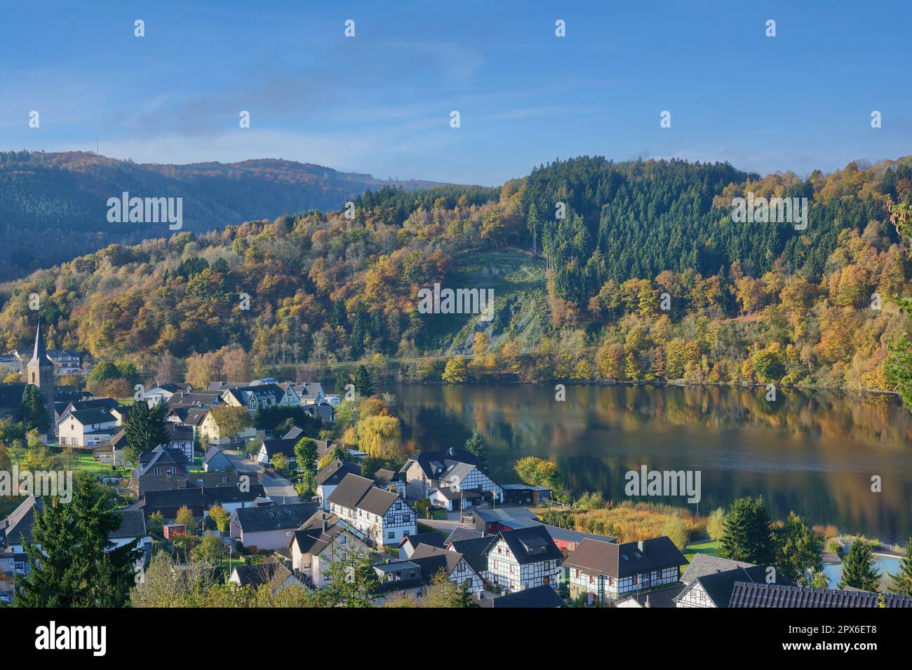 Das Dorf Einruhr, Rursee, Eifel-Nationalpark, Deutschland Stockfoto