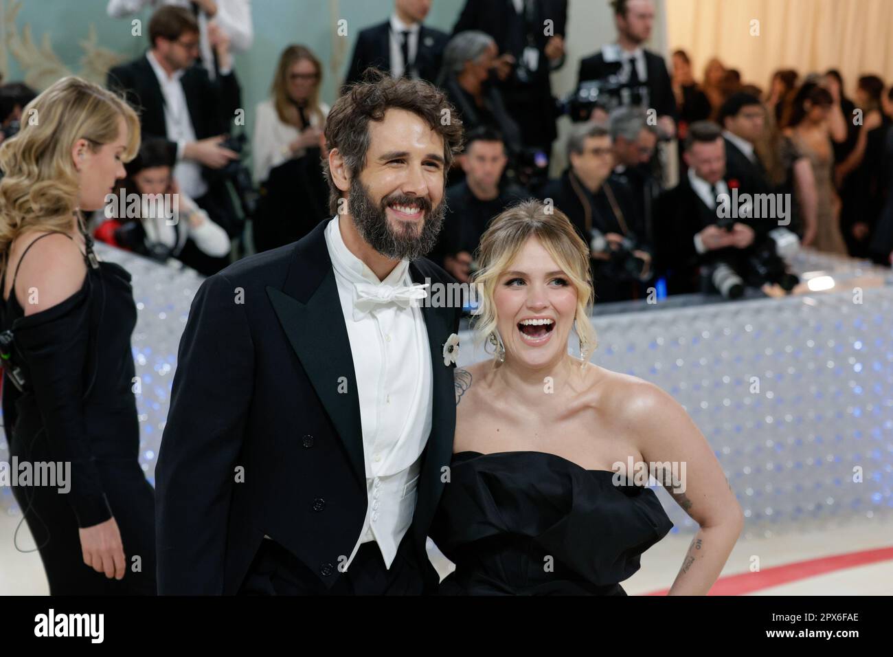 New York, Usa. 01. Mai 2023. Josh Groban und Natalie McQueen kommen auf dem roten Teppich für die Met Gala im Metropolitan Museum of Art an, um die Eröffnung von Karl Lagerfeld: A Line of Beauty in New York City am Montag, den 1. Mai 2023 zu feiern. Foto: John Angelillo/UPI Credit: UPI/Alamy Live News Stockfoto