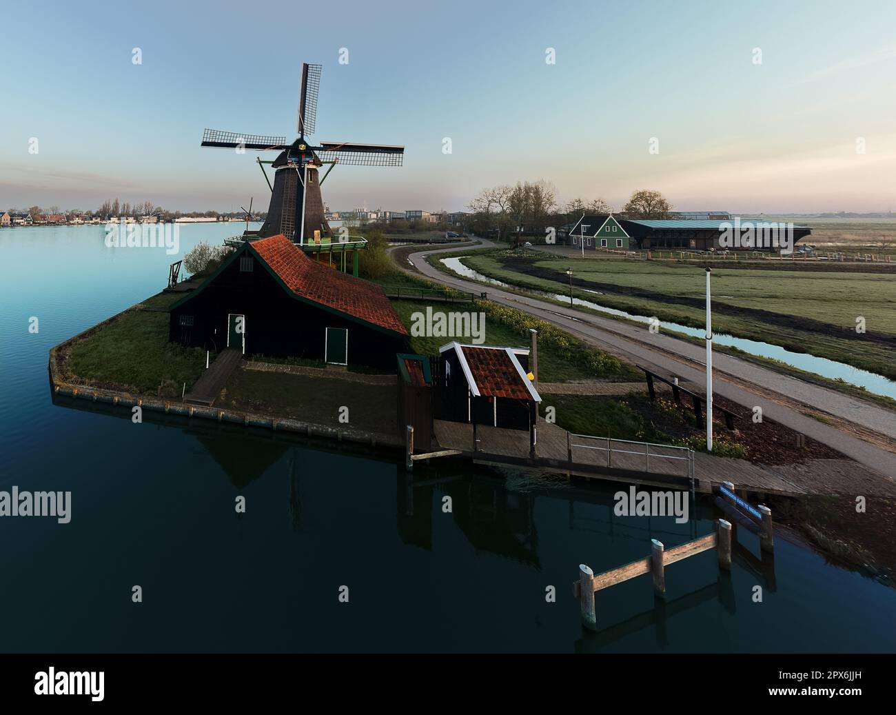 Ländliche Landschaft mit Windmühle in Zaanse Schans. Holland, Niederlande. Authentische Zaandam-Mühle Wunderschöne niederländische Landschaft. Stockfoto