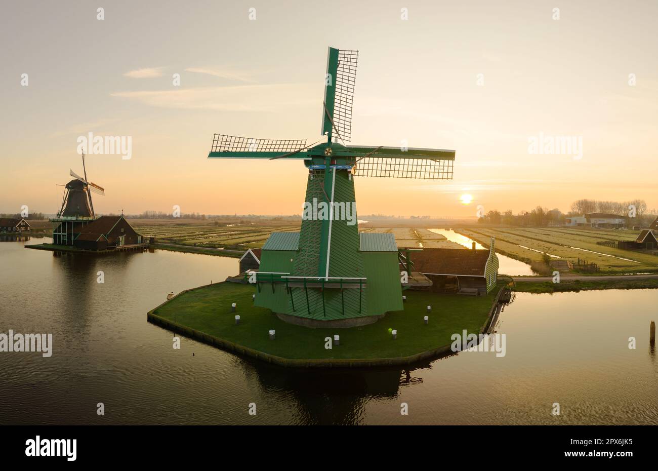 Ländliche Landschaft mit Windmühle in Zaanse Schans. Holland, Niederlande. Authentische Zaandam-Mühle Wunderschöne niederländische Landschaft. Stockfoto
