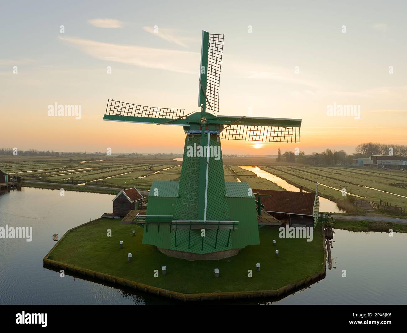 Ländliche Landschaft mit Windmühle in Zaanse Schans. Holland, Niederlande. Authentische Zaandam-Mühle Wunderschöne niederländische Landschaft. Stockfoto