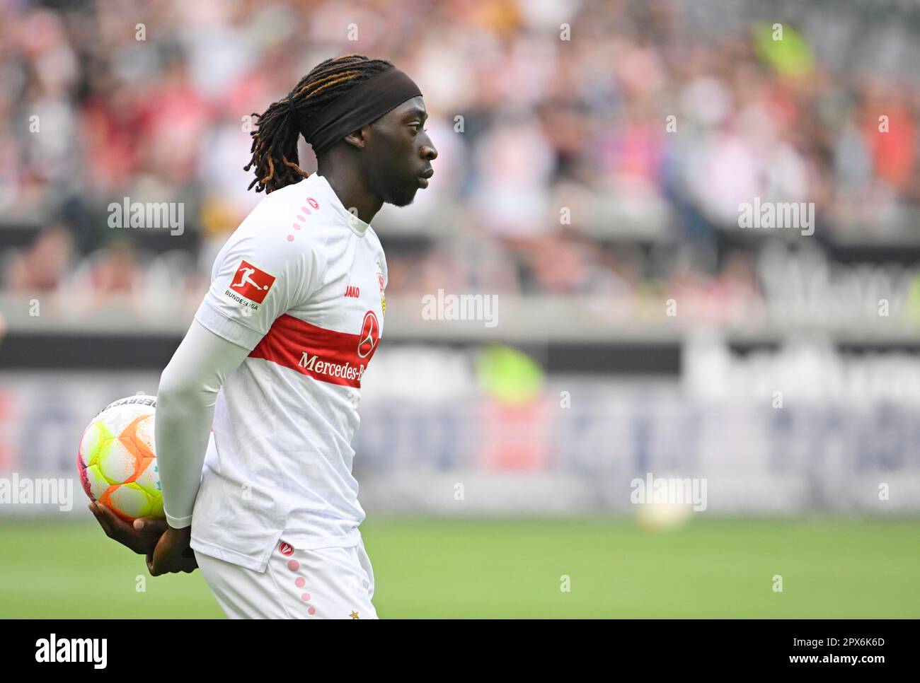 Coulibaly VfB Stuttgart (07) wartet intensiv auf die Entscheidung des Video-Assistenten, seinen Elfmeterkick, Elfmeterball, Mercedes-Benz Arena, Stuttgart, zu machen Stockfoto