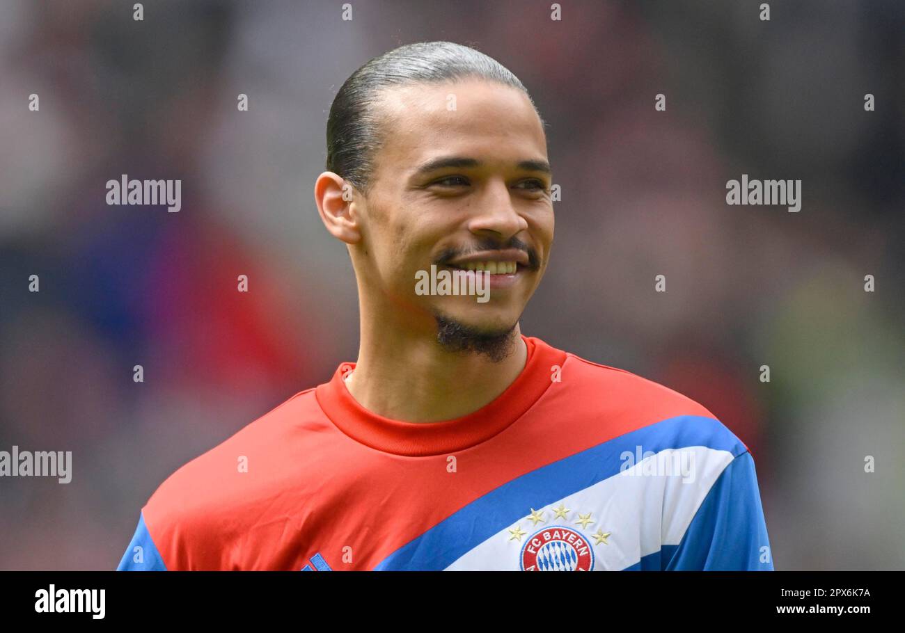 Leroy Sane FC Bayern München FCB (10), Aufwärmen, Training, Porträt, Lachen, Allianz Arena, München, Bayern, Deutschland Stockfoto