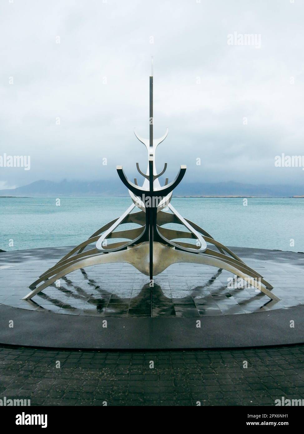 Reykjavik Skulptur Solfar wikingerschiff, launischer Himmel und großartige Reflexionen Stockfoto