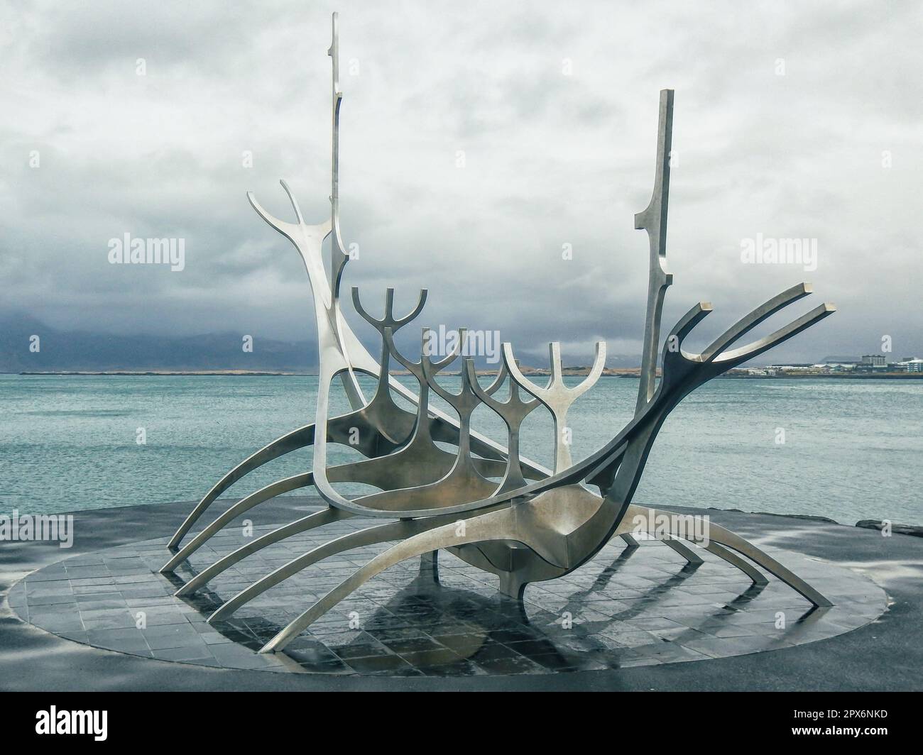 Reykjavik Skulptur Solfar wikingerschiff, launischer Himmel und großartige Reflexionen Stockfoto