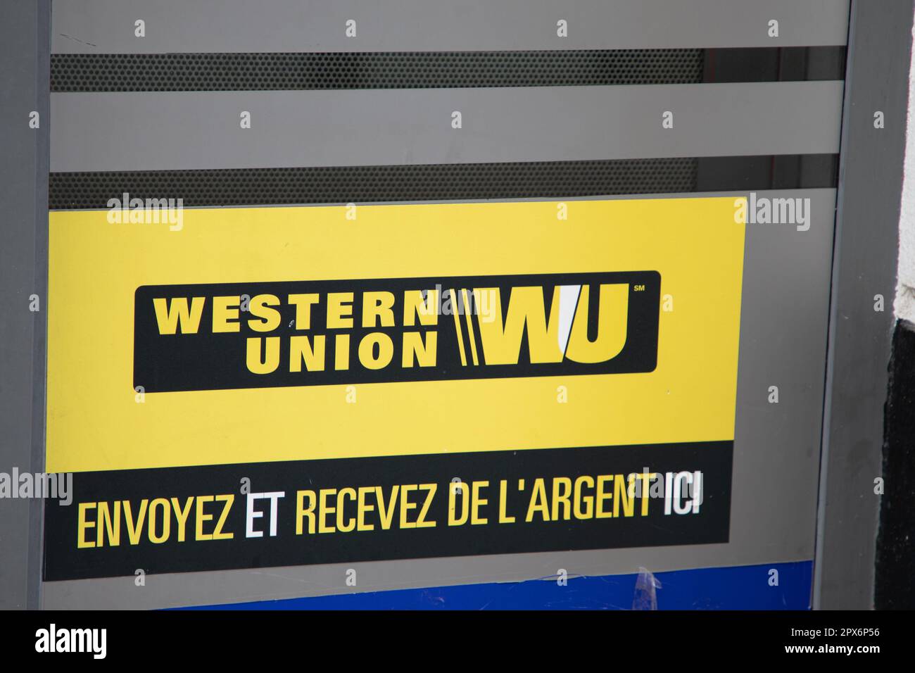 lyon , Aura France - 04 24 2023 : Western Union wu Signatext und Markenlogo Eingangsfassade Bürofirma amerikanische Finanzdienstleistungsagentur Stockfoto