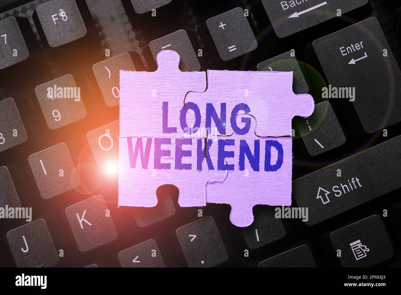 Schild mit langer Wochenendausstellung, Internetkonzept verlängerter Urlaub Urlaubszeit Entspannungszeit Stockfoto