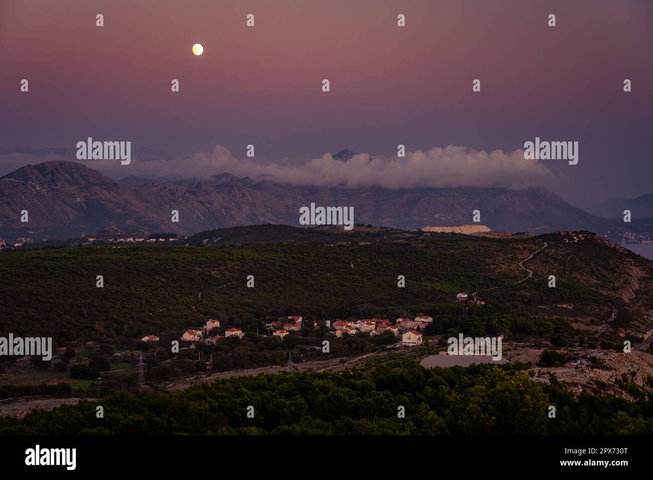 Wunderschöne Landschaft rund um Dubrovnik, Kroatien mit hellem Mond am Himmel Stockfoto