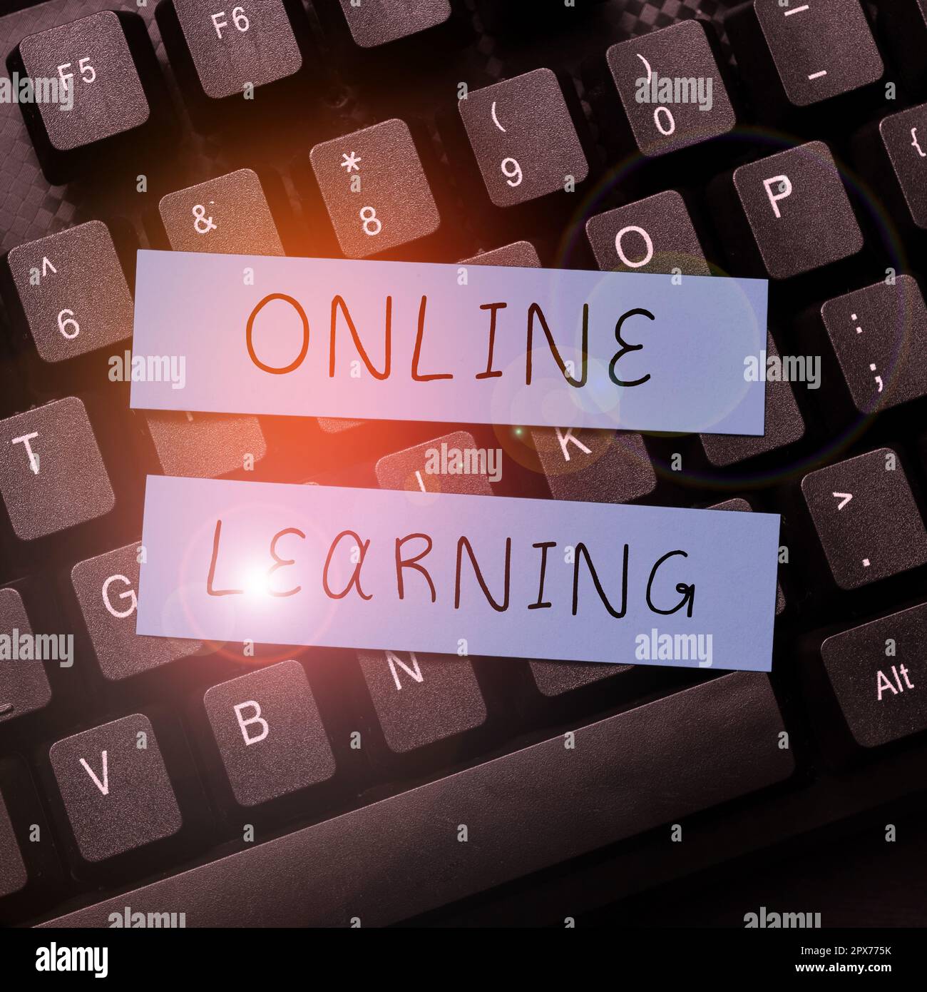 Schild mit Anzeige von Online Learning, Geschäftsübersicht Larning mit Hilfe des Internets und eines Computers Stockfoto