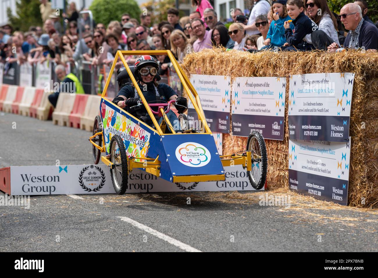 St. Clare Hospice Team Cart nimmt am Great Dunmow Soapbox Rennen 2023 in Essex, Großbritannien Teil. Ich nehme die Sprungrampe Stockfoto