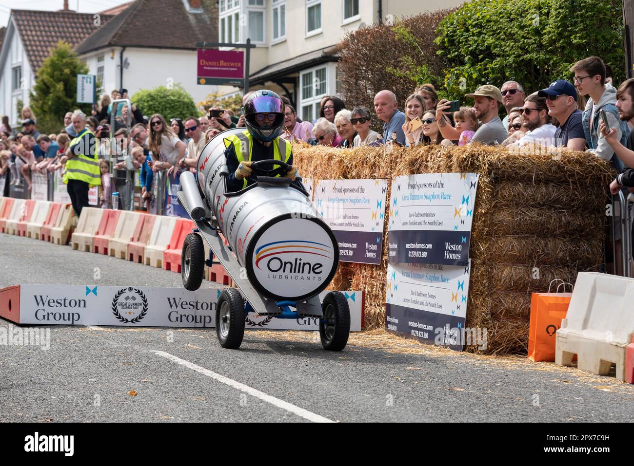 Online Lubricants Team Cart, der beim Great Dunmow Soapbox Rennen 2023 in Essex, Großbritannien, teilnimmt. Ich nehme die Sprungrampe Stockfoto