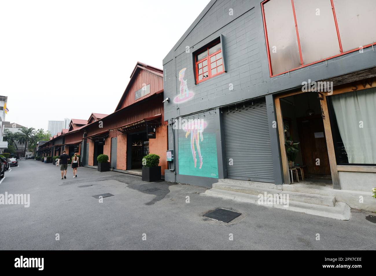 Das Warehouse 30 ist ein Industriegebiet, das in einen stilvollen Raum mit Cafés und Boutiquen umgewandelt wurde. Bangkok, Thailand. Stockfoto