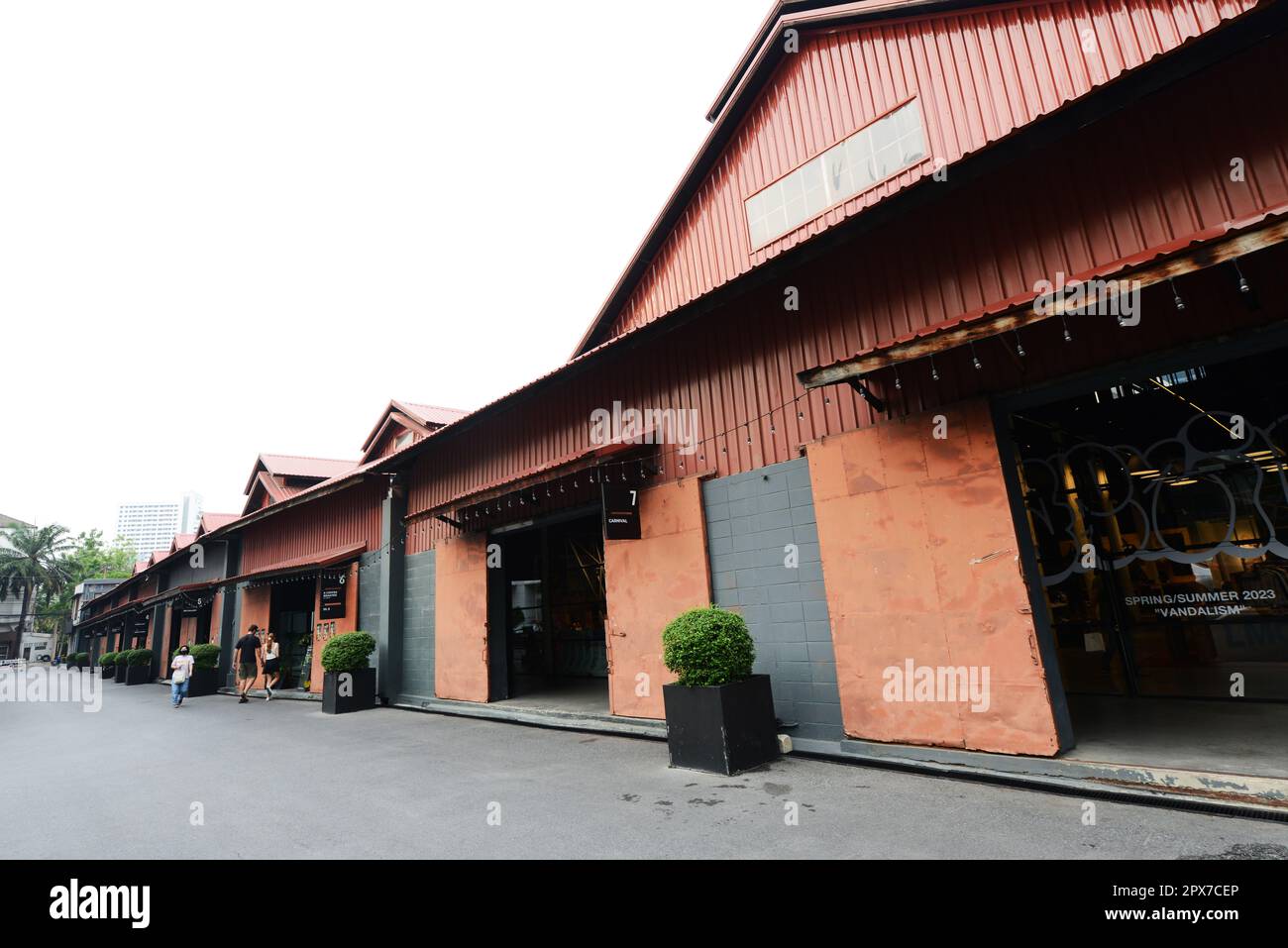 Das Warehouse 30 ist ein Industriegebiet, das in einen stilvollen Raum mit Cafés und Boutiquen umgewandelt wurde. Bangkok, Thailand. Stockfoto